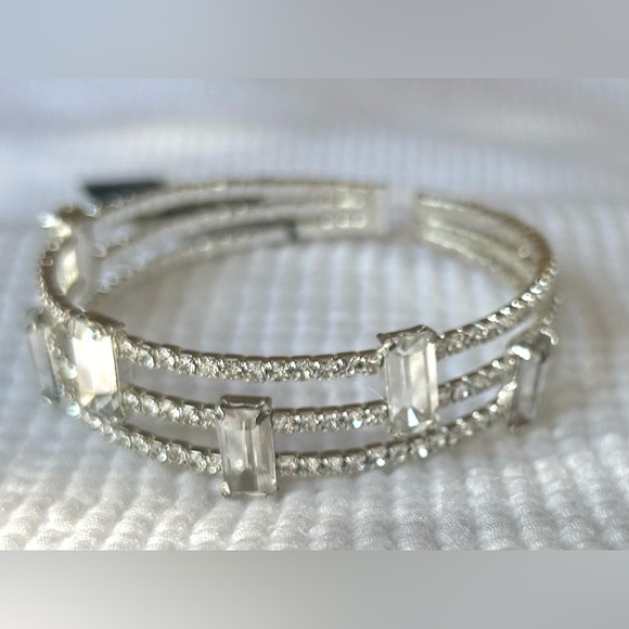 NWT Cezanné Braclet With Clear Stones Great As A Christmas Gift 🎄🎁 - Picture 5 of 10